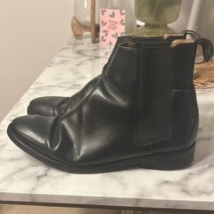 Everlane black leather Chelsea boots